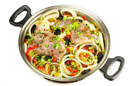 健康的食物、 生膳食兔肉同各种蔬菜盘里，在白色的背景下，顶视图分离