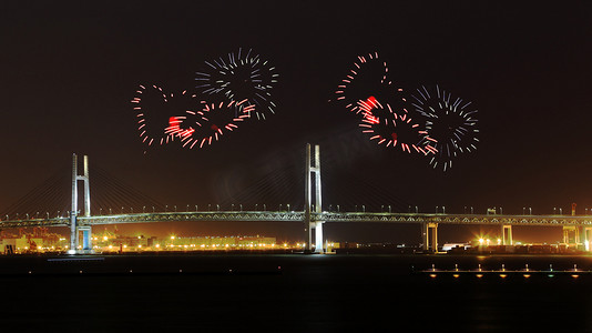 烟花天空摄影照片_心烟花庆祝横滨湾大桥晚上