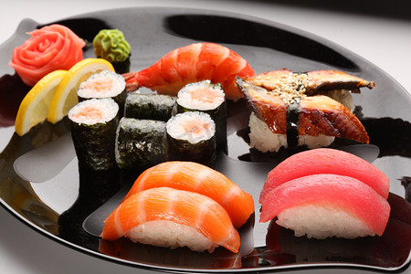 日本寿司盘子上的集