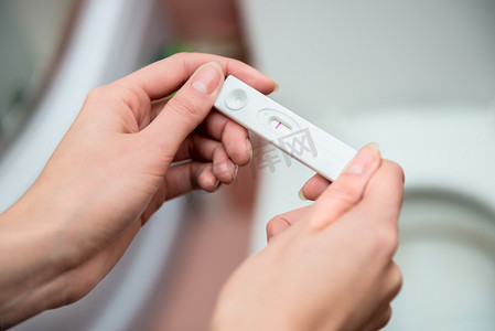 女人 honding 阴性怀孕测试