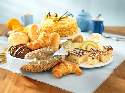 健康的摄影照片_桌子上的面包和甜点的安排