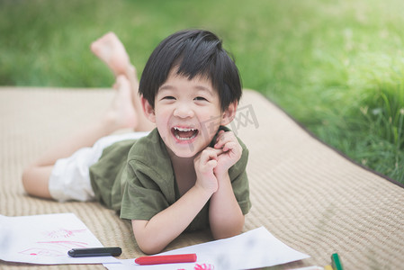 学前教育摄影照片_用蜡笔给孩子绘图画