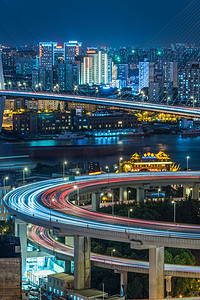 城市交通夜景摄影照片_城市交通与城市景观在中国上海的夜景.