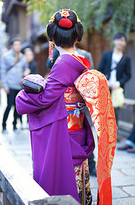 年轻舞妓祗园，京都，日本的街道上