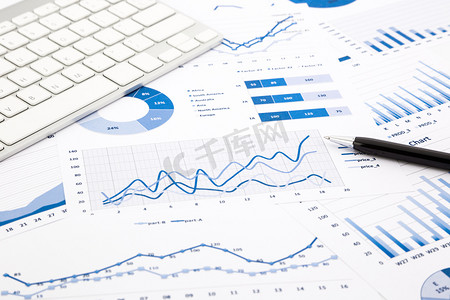 计划及预算摄影照片_在办公室桌上的蓝色图和数据透视图报表