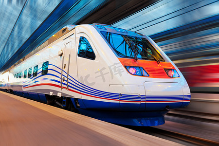 高光线光效果摄影照片_现代高速火车与运动模糊