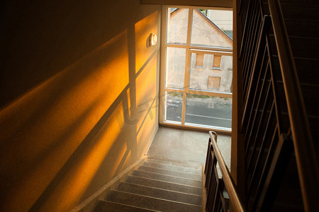 公寓住宅摄影照片_文艺夕阳的光打公寓楼的楼梯