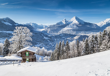田园冬季景观与传统的山地木屋阿尔卑斯山