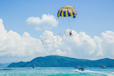 玩沙子摄影照片_在泰国海滩伞