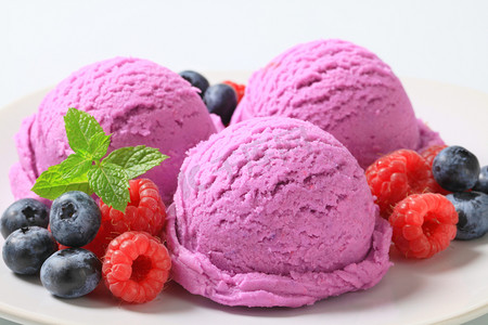球冰淇淋摄影照片_莓果水果冰淇淋