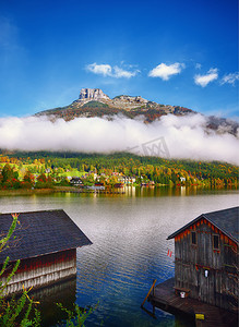 薄雾和阳光明媚的早晨在 Altaussee 村。阳光明媚的秋景在清晨。地点: 奥地利施蒂里亚 Liezen 区 Altaussee 村欧洲.