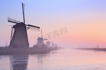 冬季日出里的传统的荷兰风车 