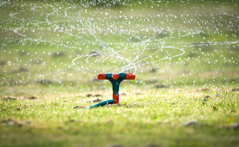 喷撒摄影照片_花园浇水用螺旋喷雾剂的系统.