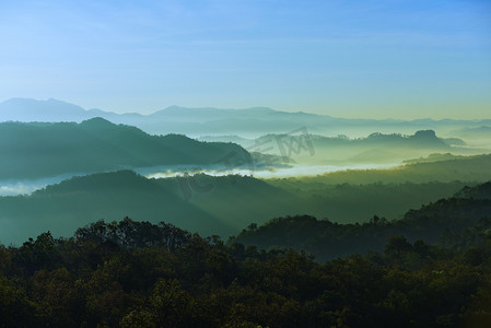 旅行夏天摄影照片_一看天空, 薄雾, 山观在黎明前的清晨, 仰望山顶。清晨日出在高山上.