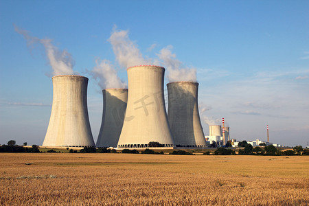 温室农业摄影照片_冷却塔的核电植物和农业领域