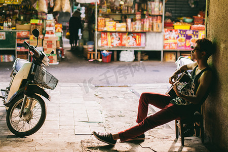 摩托车背景摄影照片_亚洲艺术家人弹吉他