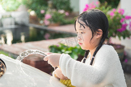 洗车店摄影照片_美丽的亚洲孩子洗车 特写