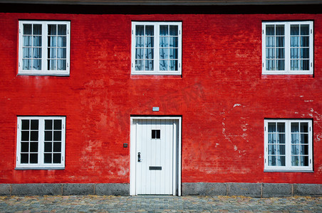 红墙与白色的窗户和门