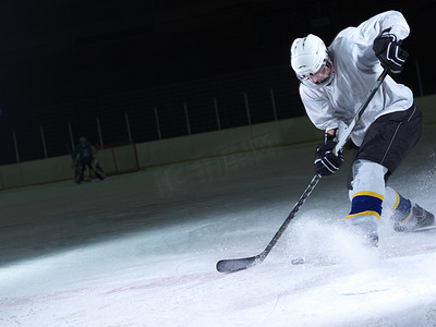 冬季运动健身摄影照片_冰球选手在行动运动健身