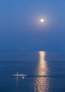 中秋手机海报摄影照片_船舶在黑海在月明之夜中秋