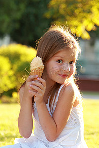 夏儿童摄影照片_微笑中夏公园吃冰激淋的孩子.