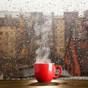 在雨天杯热气腾腾的咖啡