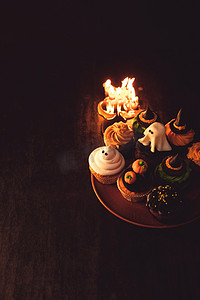 万圣节蛋糕和燃烧的蜡烛