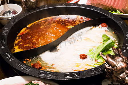 寿喜锅摄影照片_中国风格-猪肉汤和油性的辣汤涮锅锅