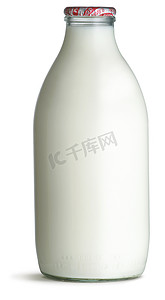 在一个白色的瓶子上孤立的传统玻璃牛奶瓶