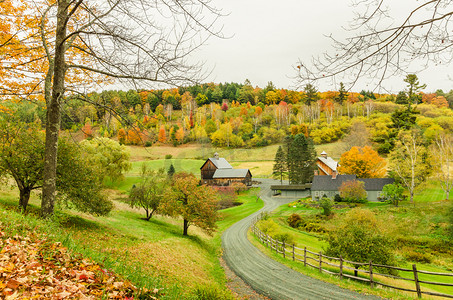 秋天风景天空摄影照片_在多雨的秋天天乡村丘陵景观
