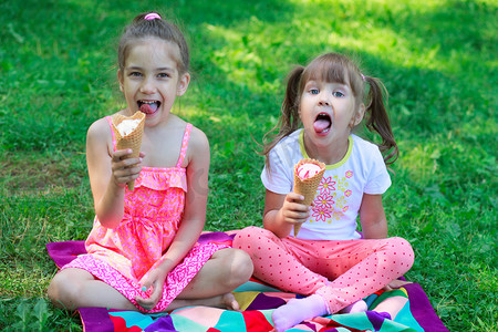 儿童冰淇淋摄影照片_冰激淋的孩子女孩朋友儿童