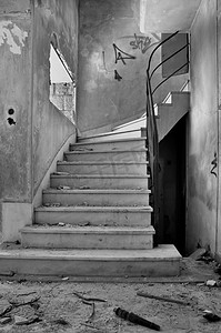 旧楼梯和肮脏的地板