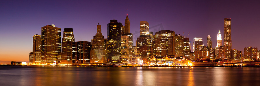 纽约-曼哈顿天际之夜的全景视图