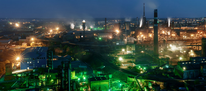 工业冶金厂的夜景的全景