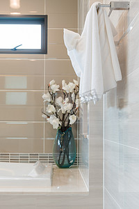 干净的白色毛巾上衣架在现代浴室