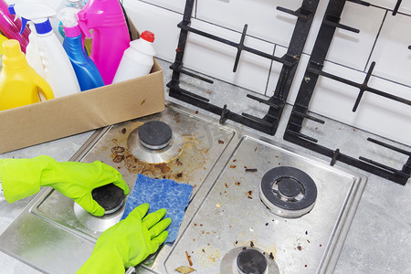 用厨房用具、家庭观念或卫生和清洁来清洁煤气炉.