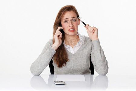 与客户打电话沟通遇到问题的女性职员