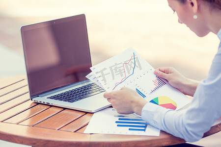分析公司年度财务报告余额的妇女投资顾问 