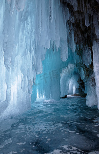西伯利亚贝加尔湖奥尔康岛上冬季的冰洞
