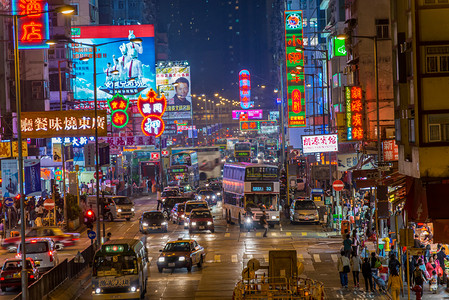 年夜饭猪年摄影照片_香港，中国 — — 2013 年 3 月 16 日： 旺角街头一幕。丰富多彩的购物街，在夜间照明。旺角是香港的一个区，拥有世界上人口密度最高