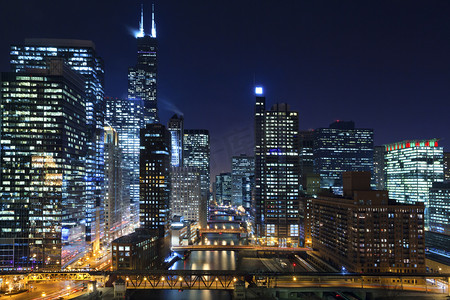 在晚上的芝加哥.