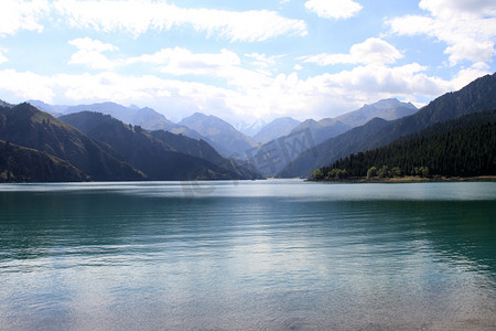 雪山湖面摄影照片_新疆天山天池湖