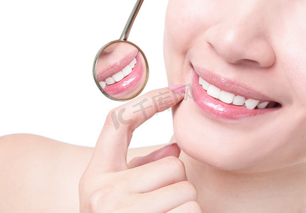 健康女人的牙齿和牙医嘴镜特写