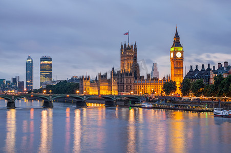 字母钟表摄影照片_黄昏，伦敦，英国大笨钟和威斯敏斯特桥