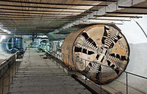 隧道掘进机在正在建设的地铁站