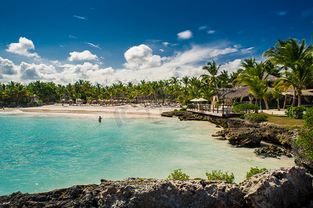 在多米尼加共和国、 塞舌尔、 加勒比、 毛里求斯、 菲律宾、 巴哈马的远程热带天堂海滩上放松.