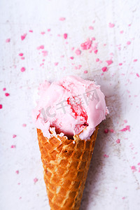 草莓圣代摄影照片_桌上美味的冰淇淋