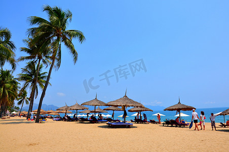 城市摄影照片_芽庄海滩越南海浪沙滩