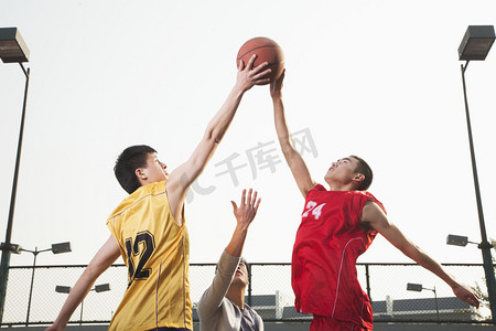 basketbalisté bojuje o míč
