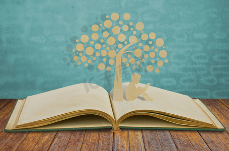 剪纸的孩子读一本书下树上老书